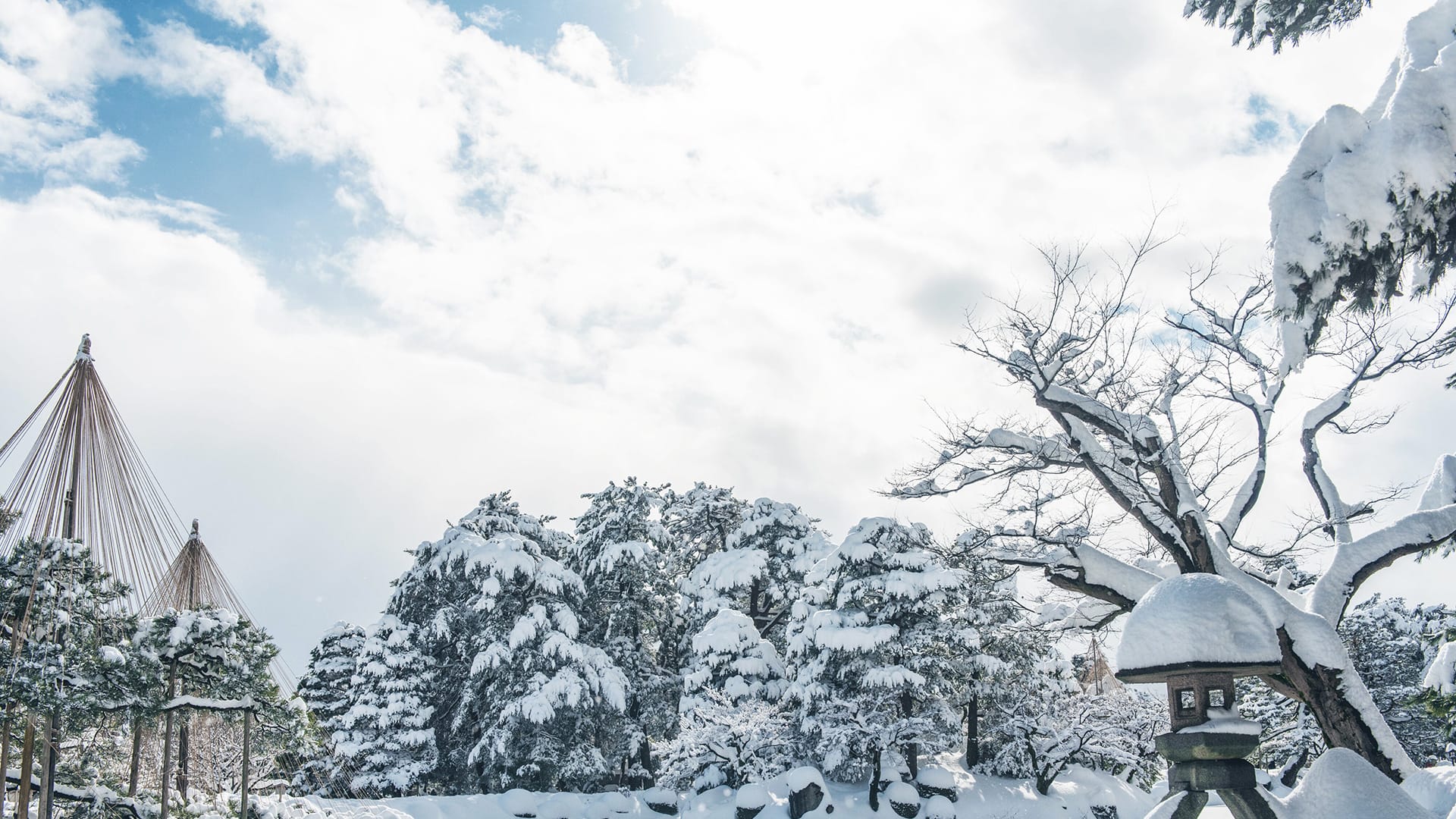 金沢に拠点を置く株式会社K-ブランドオフのコーポレートサイト。兼六園の雪景色の写真